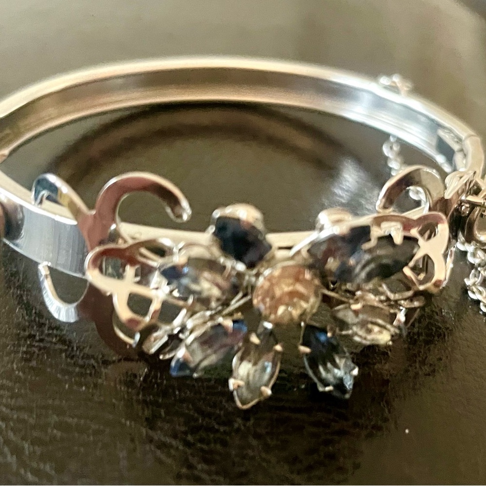 Vintage silvertone 3D bangle with blue gemstones